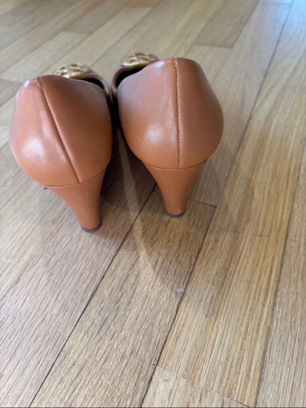 Tory Burch Tan Leather wedge with Gold Logo Medallion - Picture 5 of 5